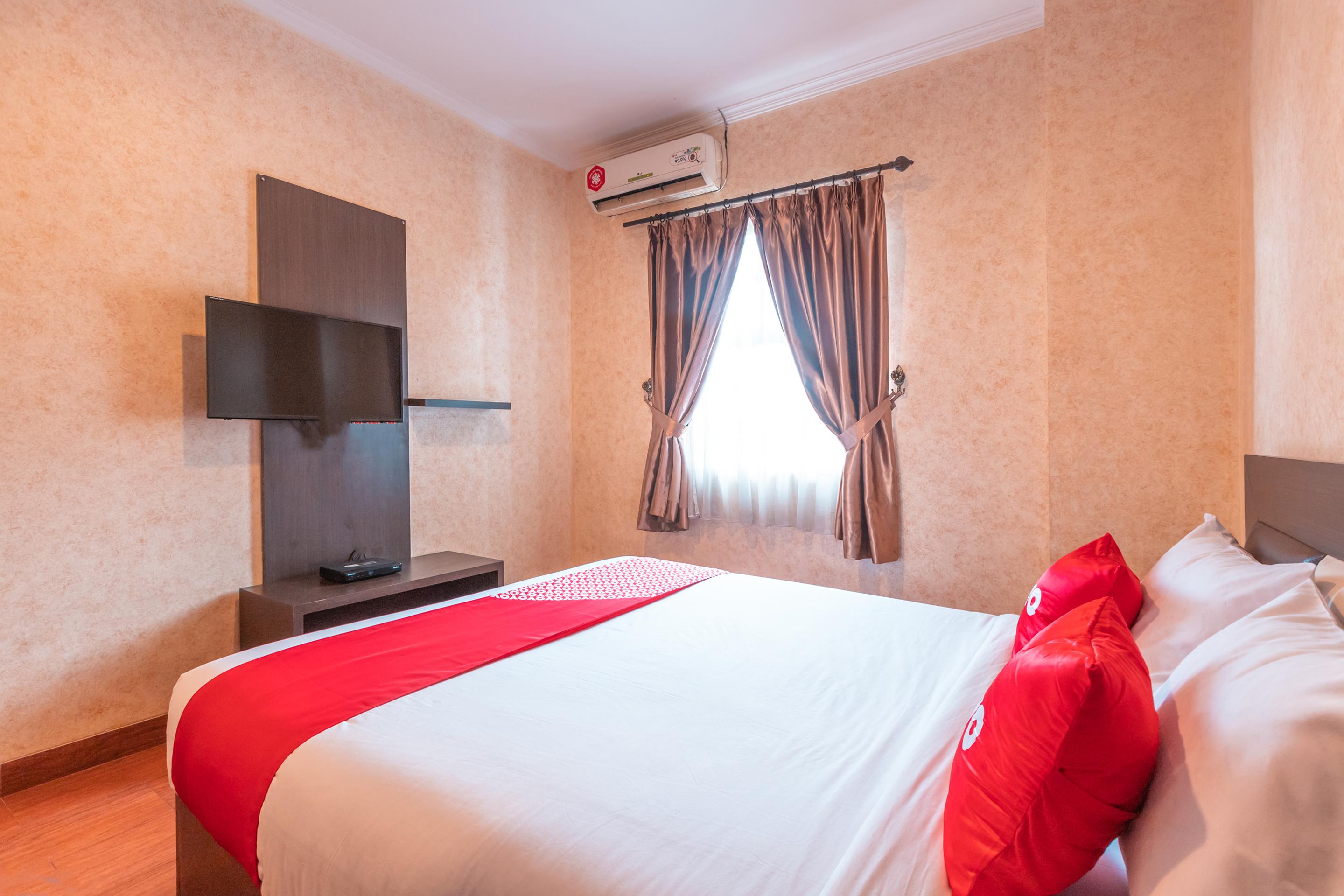 Vaccinated Staff - Oyo Flagship 2131 Hotel Binong Tangerang Extérieur photo