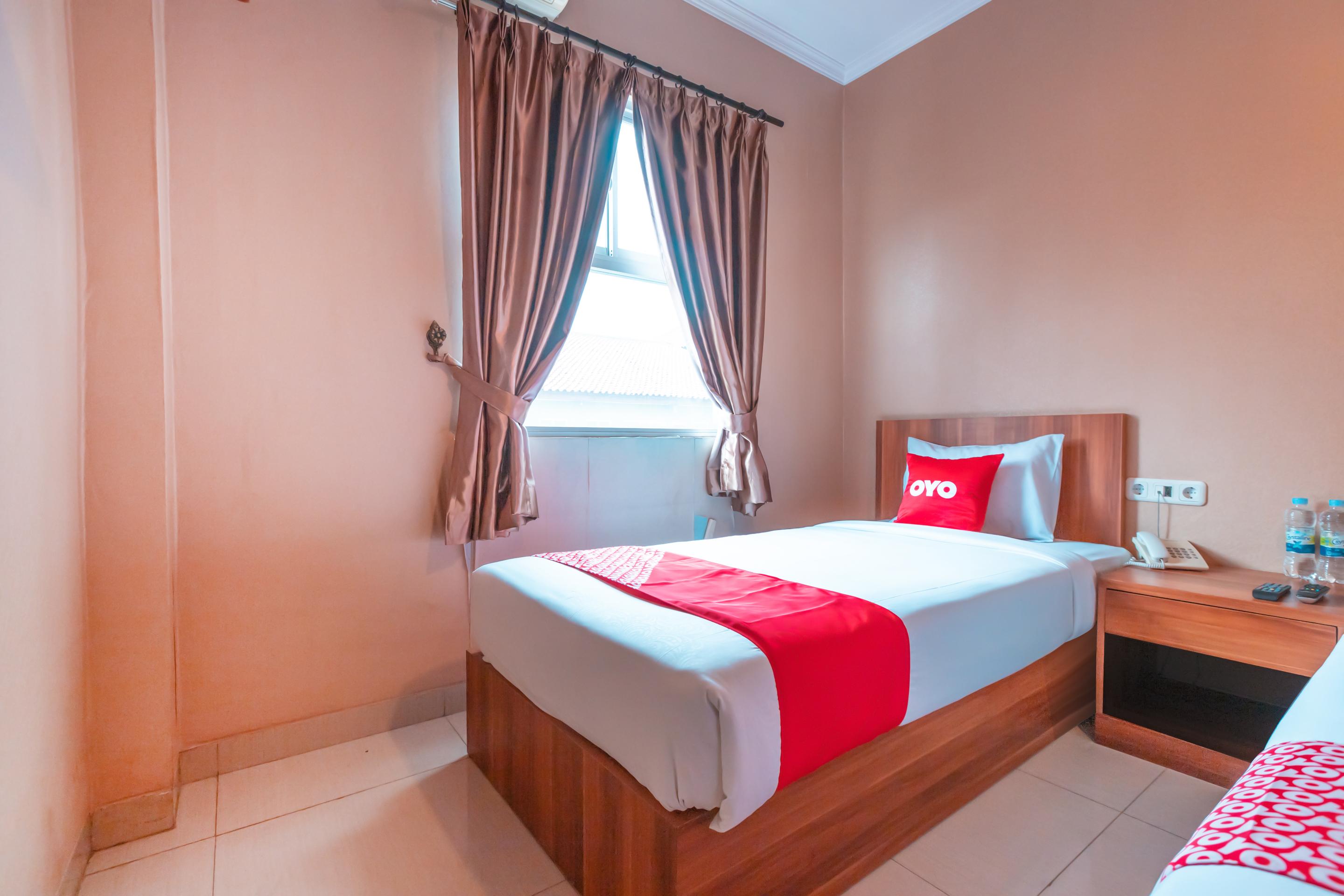 Vaccinated Staff - Oyo Flagship 2131 Hotel Binong Tangerang Extérieur photo