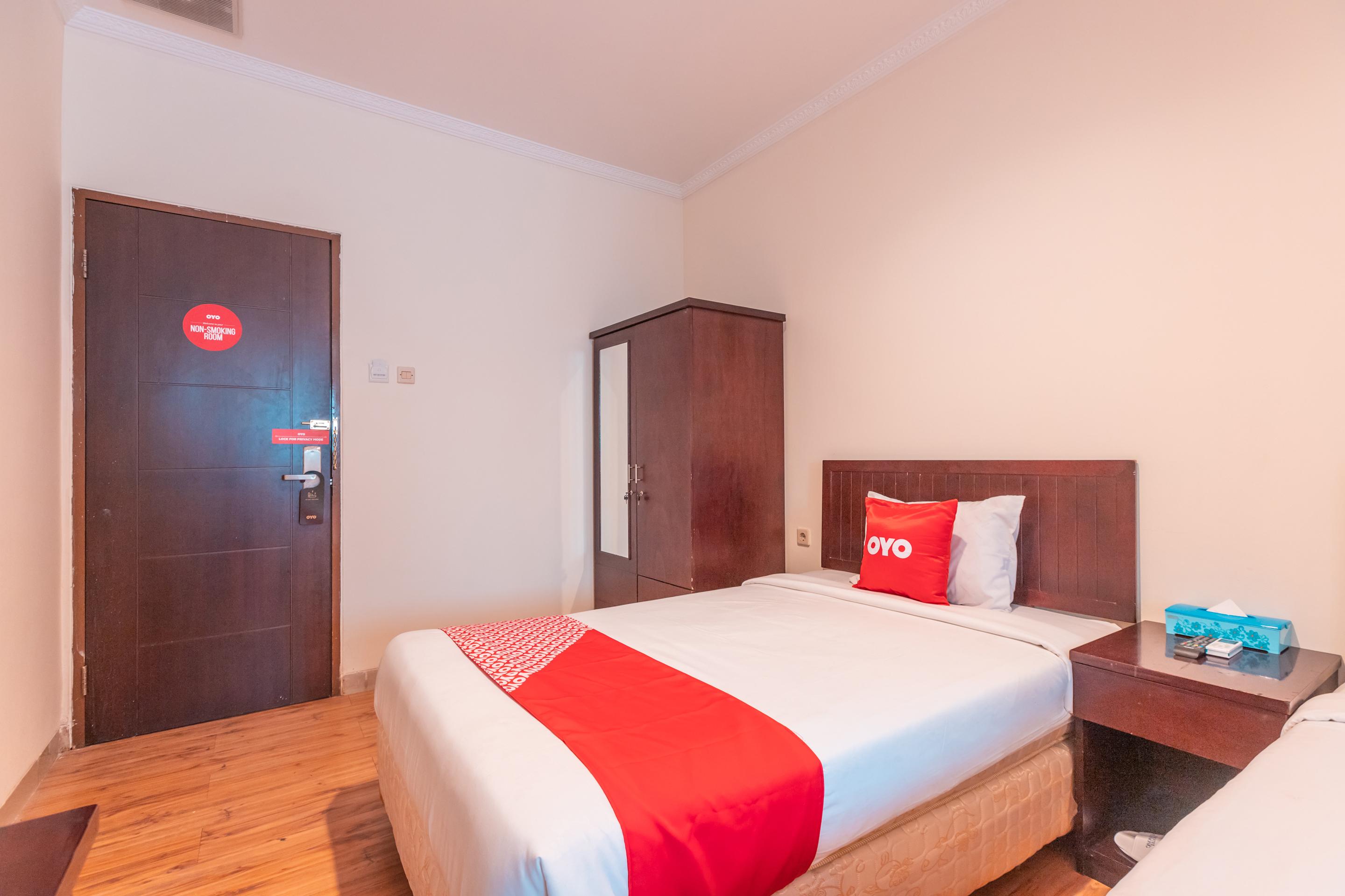 Vaccinated Staff - Oyo Flagship 2131 Hotel Binong Tangerang Extérieur photo